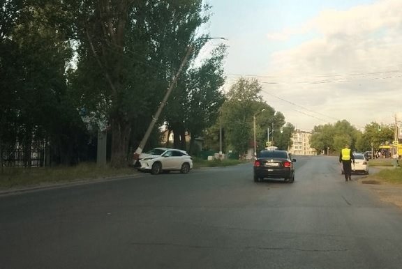 В Димитровграде водитель на иномарке врезался в столб и сбежал с места происшествия