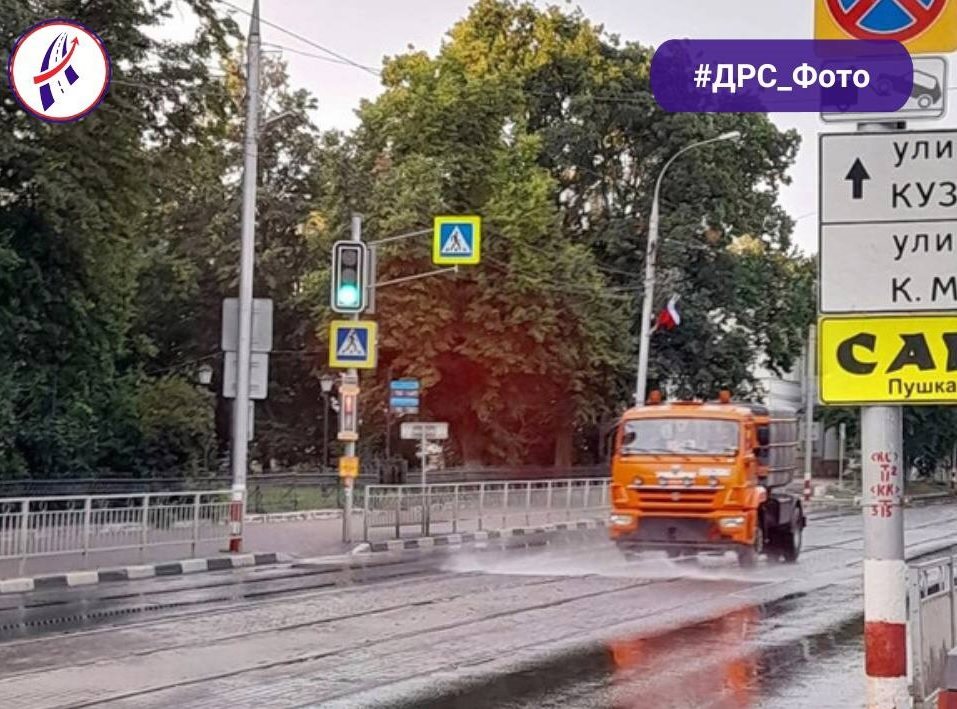 На время жары в Ульяновске усилили помывку дорог для их сохранности