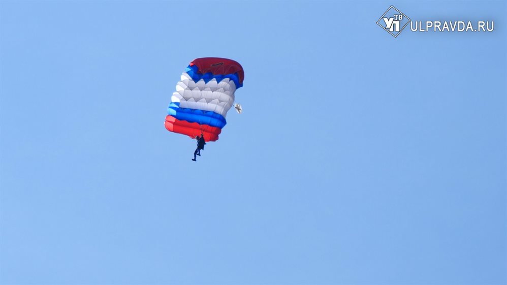 В свободном полете. В Ульяновске лучшие парашютисты России устроили марафон