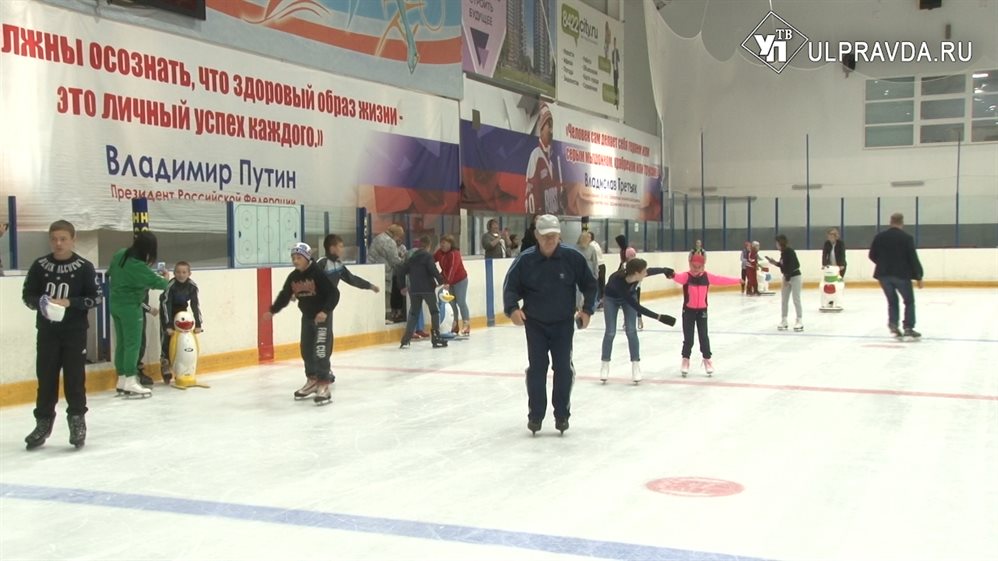 Ульяновским ребятишкам устроили зиму летом и научили кататься на коньках