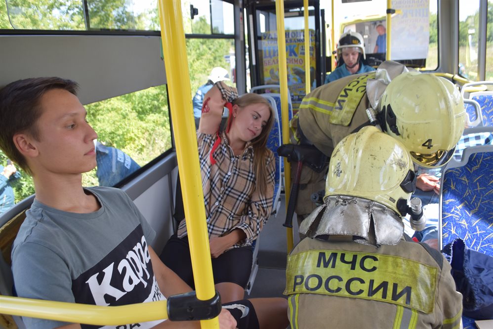 Ульяновские спасатели эвакуировали пассажиров из «разбитых» автобусов