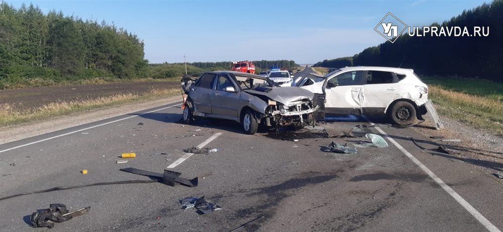 На трассе Цивильск - Ульяновск в аварию попали четыре машины. Один человек погиб, двое в больнице