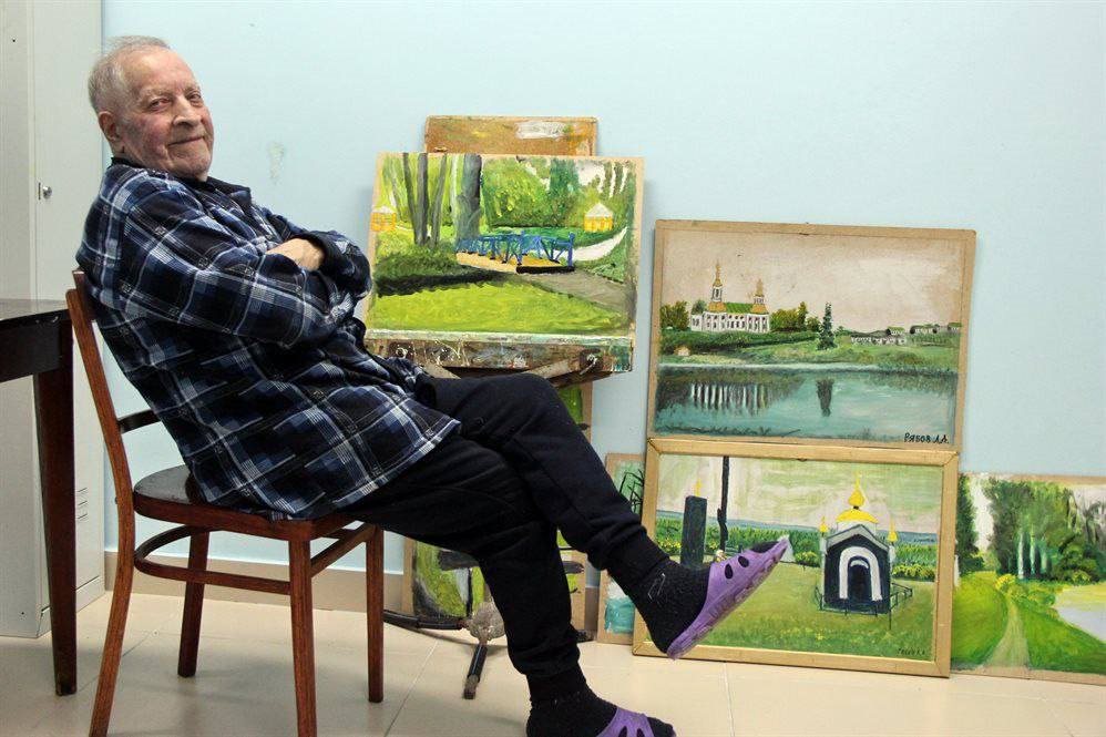 Сегодня водитель и художник Леонтий Рябов из Языкова отмечает 95-летний юбилей