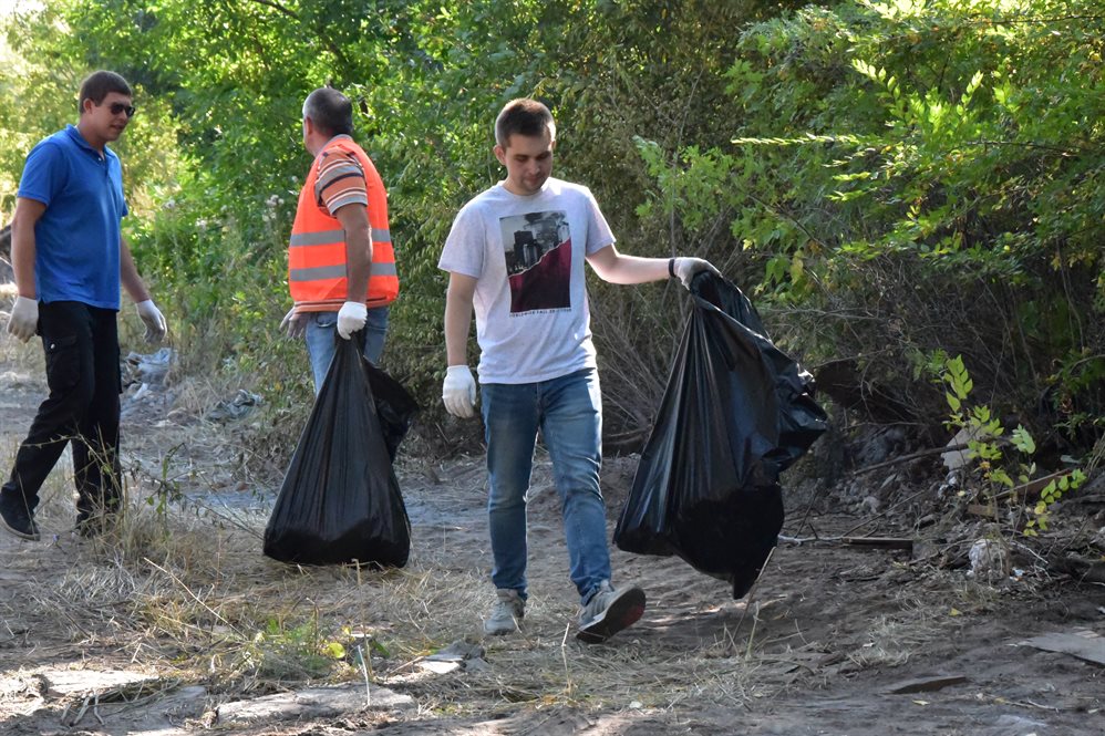В Ульяновске сегодня очищали от мусора зоны отдыха и дворы