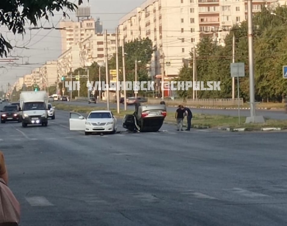 На проспекте Ленинского Комсомола иномарка перевернулась после столкновения с другим авто