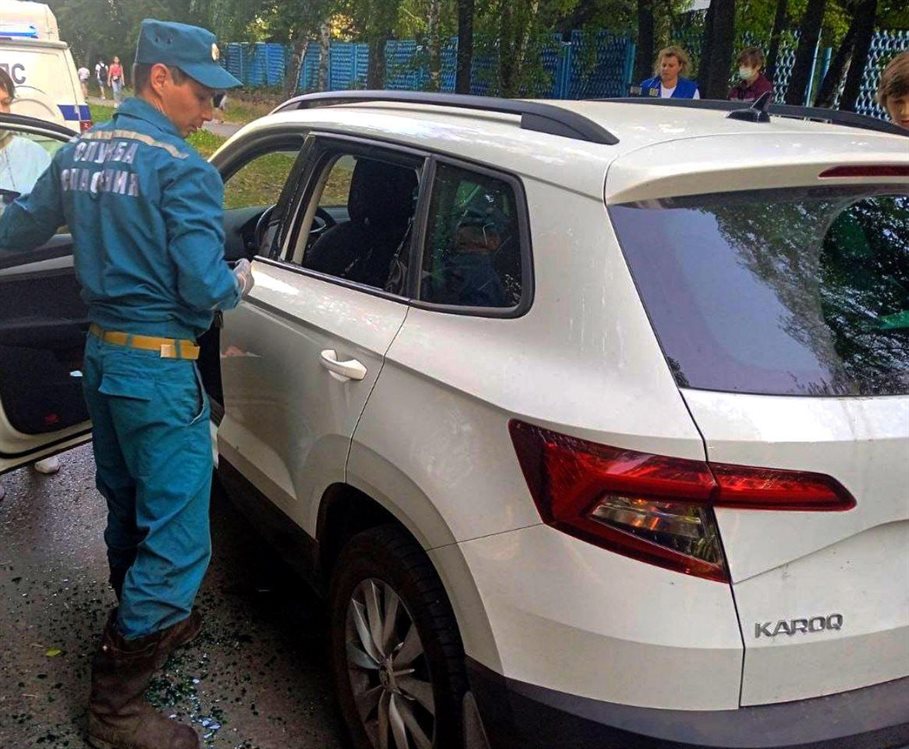 Ульяновские спасатели помогли ребёнку выбраться из заблокированного автомобиля