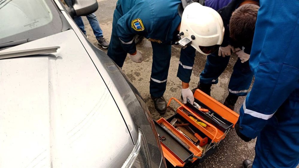 Ульяновские спасатели освободили годовалого ребёнка из заблокированного авто