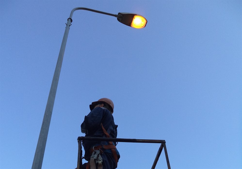 После вмешательства прокуратуры у дома ветерана труда установили уличное освещение