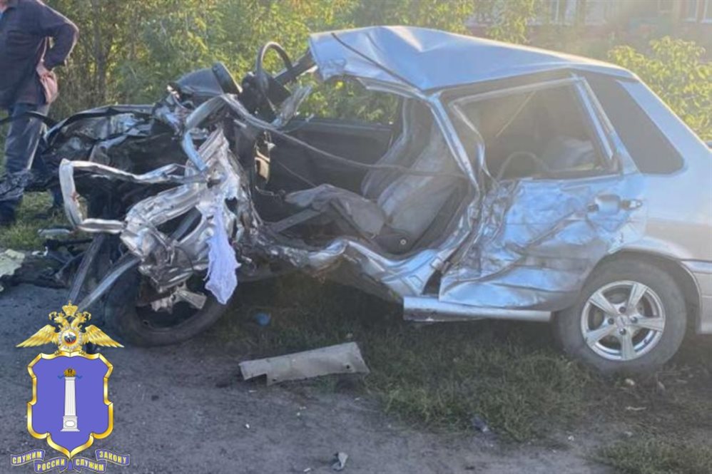 В Ульяновском районе парень, лишённый прав, за рулём ВАЗа врезался в КамАЗ