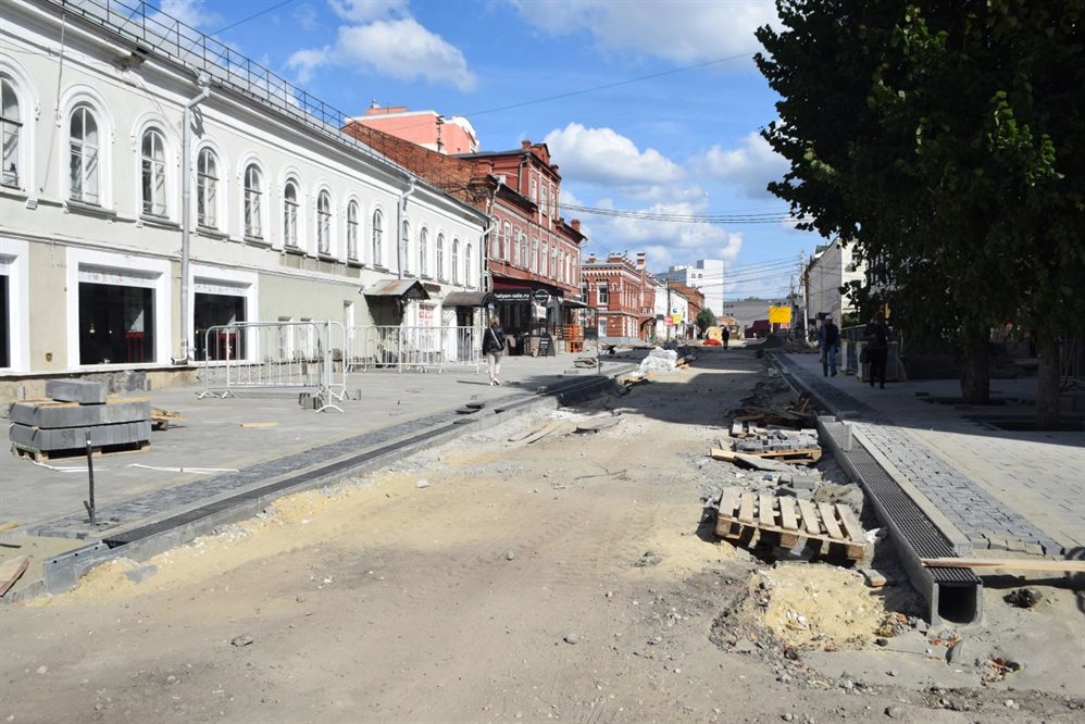 В центре Ульяновска укладывают современную тротуарную плитку