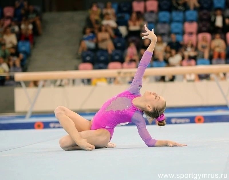 Ульяновская гимнастка Алена Глотова держит уровень