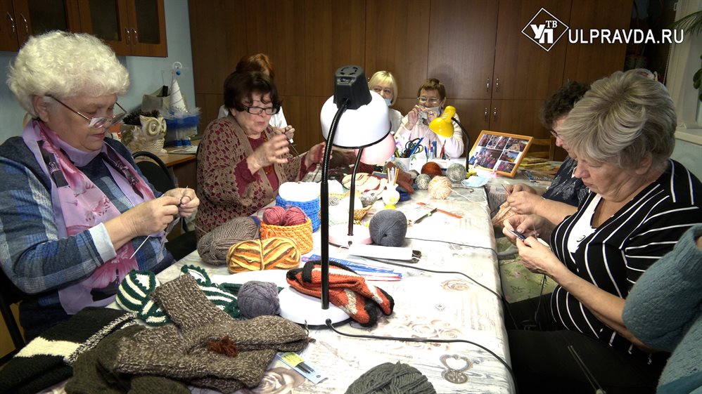 С теплом и молитвой. Ульяновские пенсионеры вяжут носки для военных