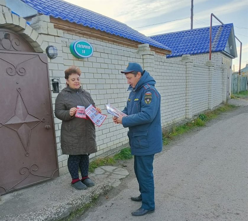 Ульяновцам продолжают раздавать памятки по предотвращению пожаров