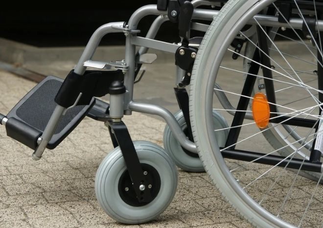 Прокуратура помогла мужчине-инвалиду заменить шины на коляске