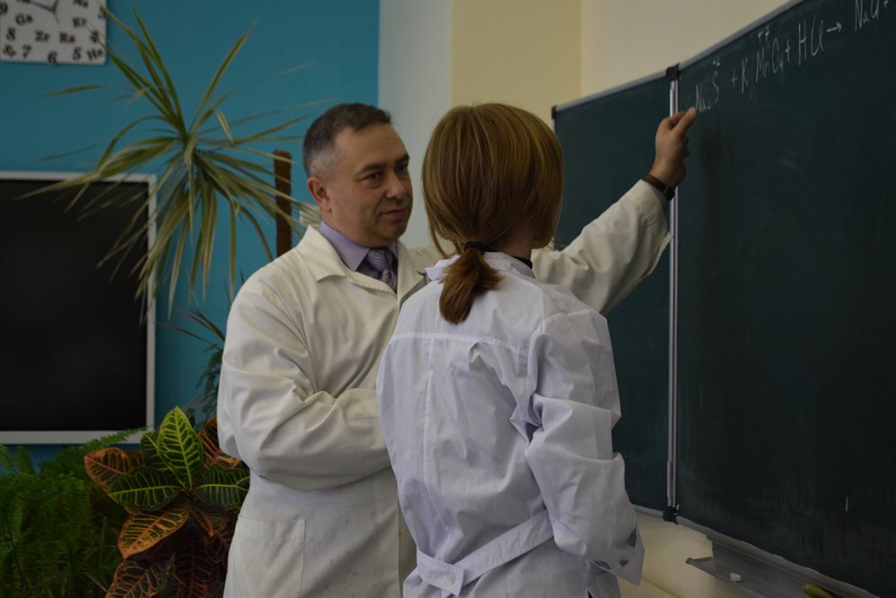 Лауреат всероссийского конкурса из Ульяновска провёл открытый урок для учителей химии