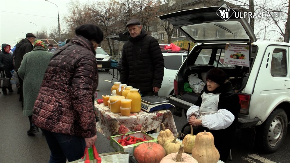Шоколад, овощи и мед. Что покупали ульяновцы на ярмарке в Железнодорожном районе