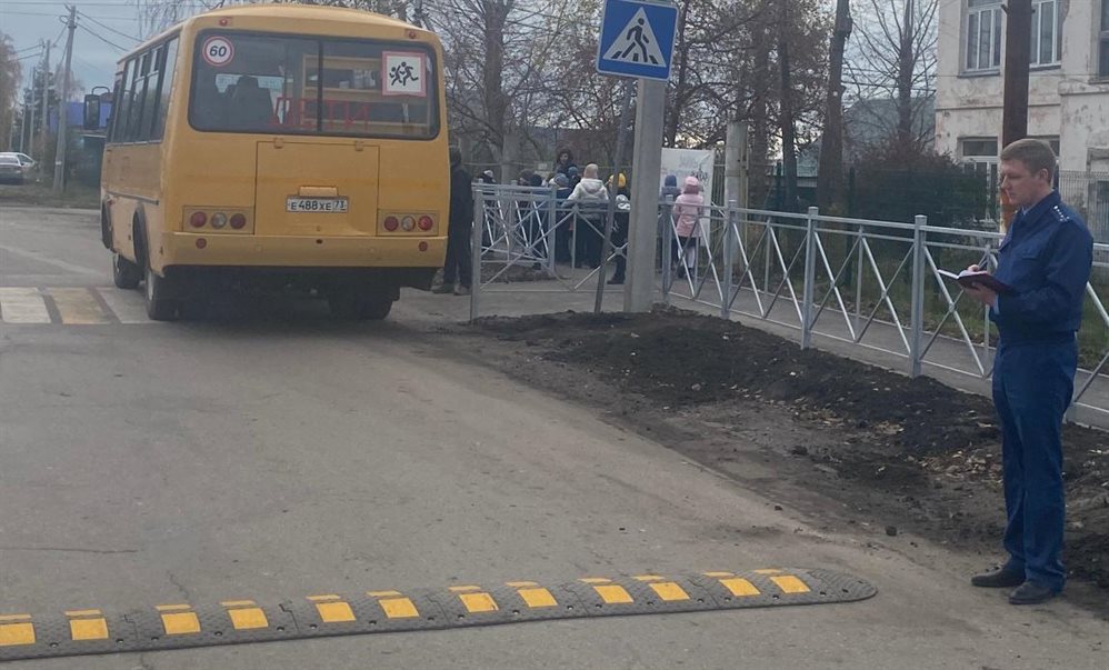 Возле Ишеевского лицея отремонтировали дорогу после вмешательства прокуратуры