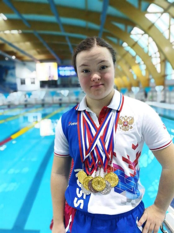 Юная спортсменка из Димитровграда завоевала семь медалей на первенстве по плаванию