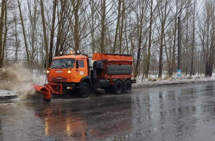 Ульяновские дорожники очищают тротуары от шуги и вывозят снег