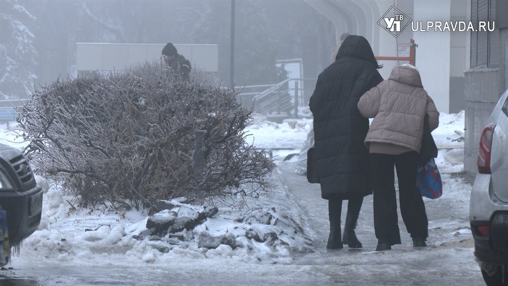 Ледяной каток на улицах Ульяновска. Синоптики не обнадеживают, коммунальщики не справляются
