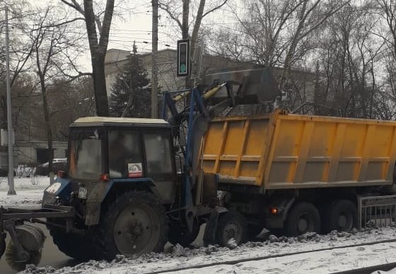 С улиц Ульяновска вывозят снег и упавшие ветки