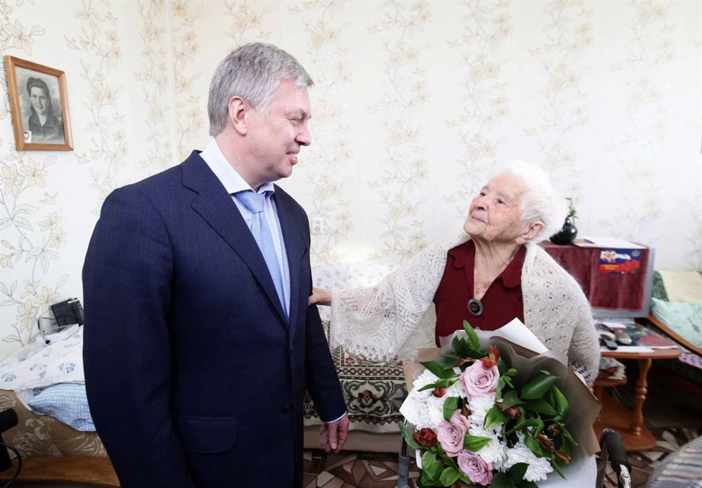 Алексей Русских лично поздравил жительницу Ульяновска, которой на днях исполнилось 100 лет