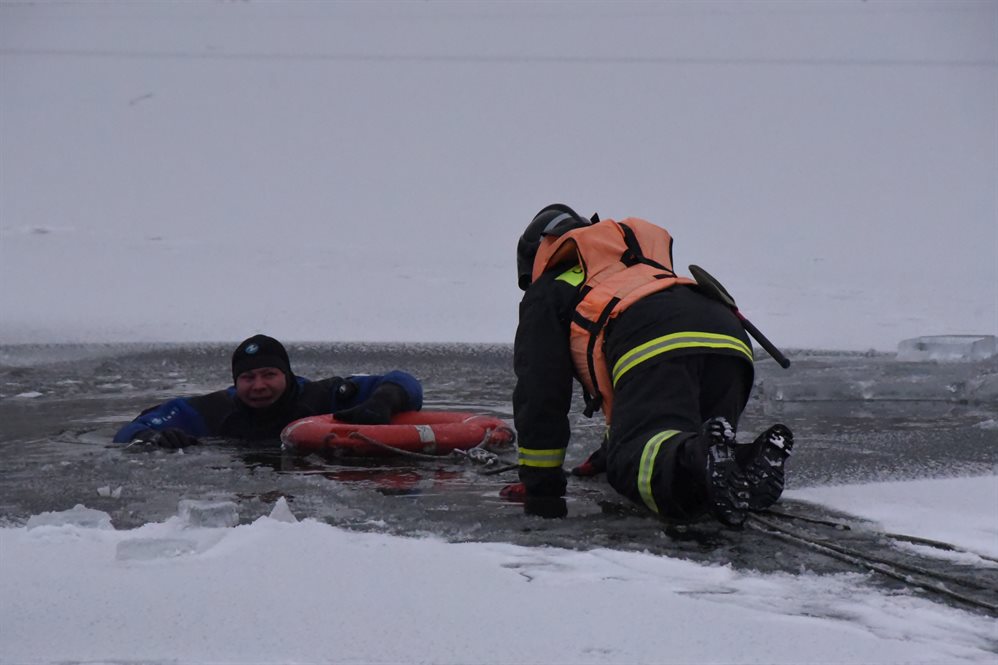 В Ульяновске учились спасать провалившихся под лёд людей