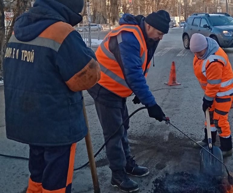 В Ульяновске начали ремонтировать дороги горячим асфальтом