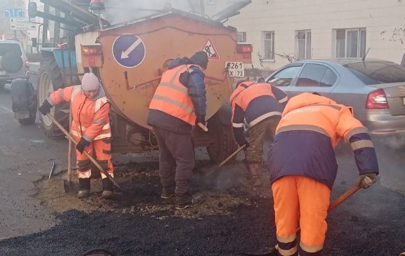 В Ульяновске дорожники асфальтируют места земляных работ