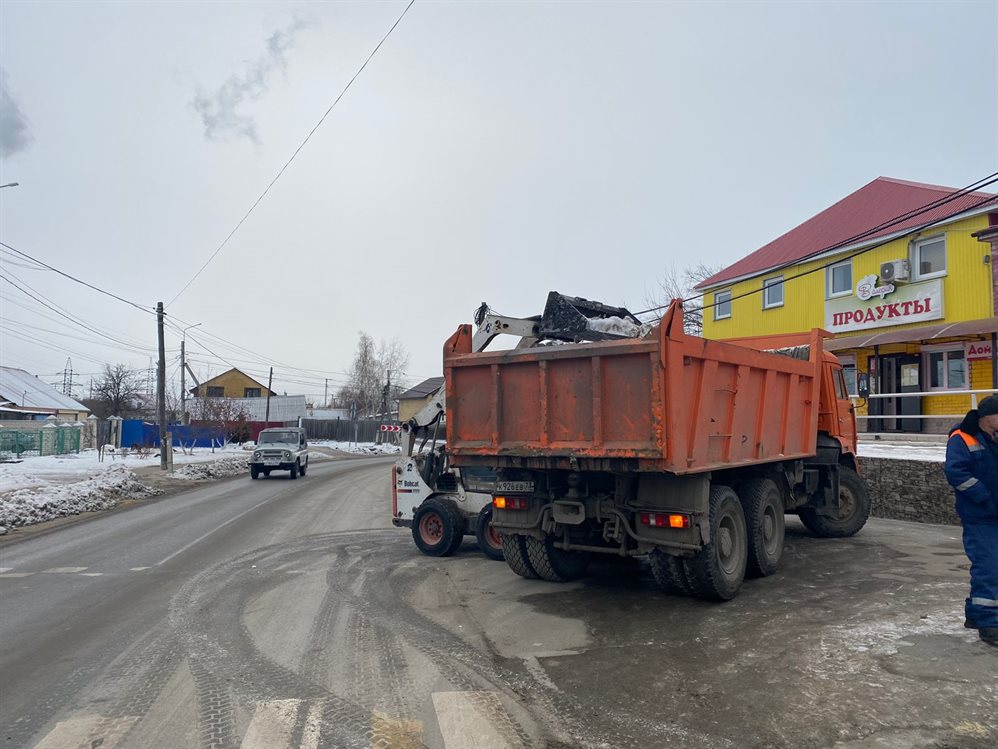 Вывоз снега и обработка тротуаров. Сегодня на дорогах Ульяновска работает 56 машин спецтехники