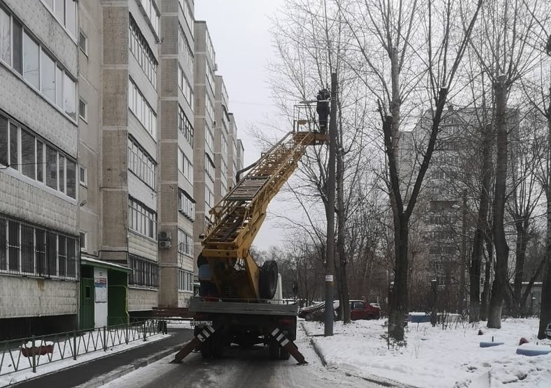 В Ульяновске коммунальщики восстанавливают освещение и украшают город
