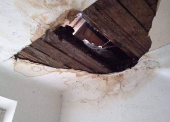В одном из домов по улице Жуковского рухнул потолок