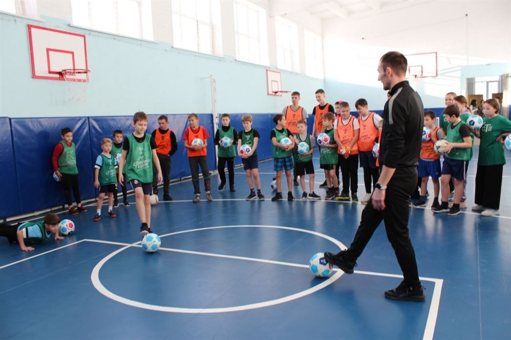 Тетюшским ребятам устроили мастер-класс с капитаном футбольной «Волги»