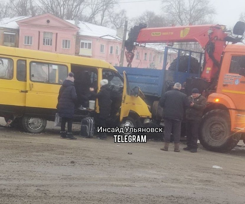 На Московском шоссе столкнулись «газель» и грузовик