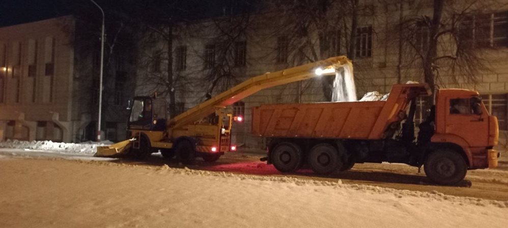 За минувшую ночь 85 машин спецтехники вывозили снег в Ульяновске