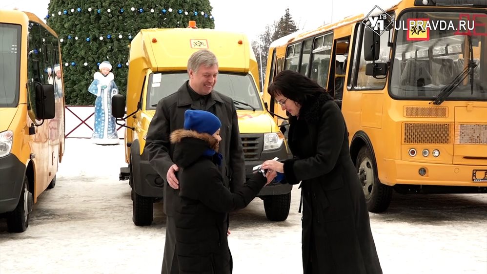 Алексей Русских вручил ключи от школьных автобусов