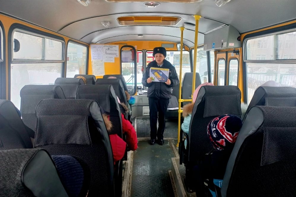 Ульяновские автоинспекторы провели урок безопасности в школьном автобусе