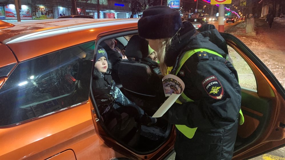 Полицейский Дед Мороз останавливал ульяновских водителей и проверял автокресла в салоне