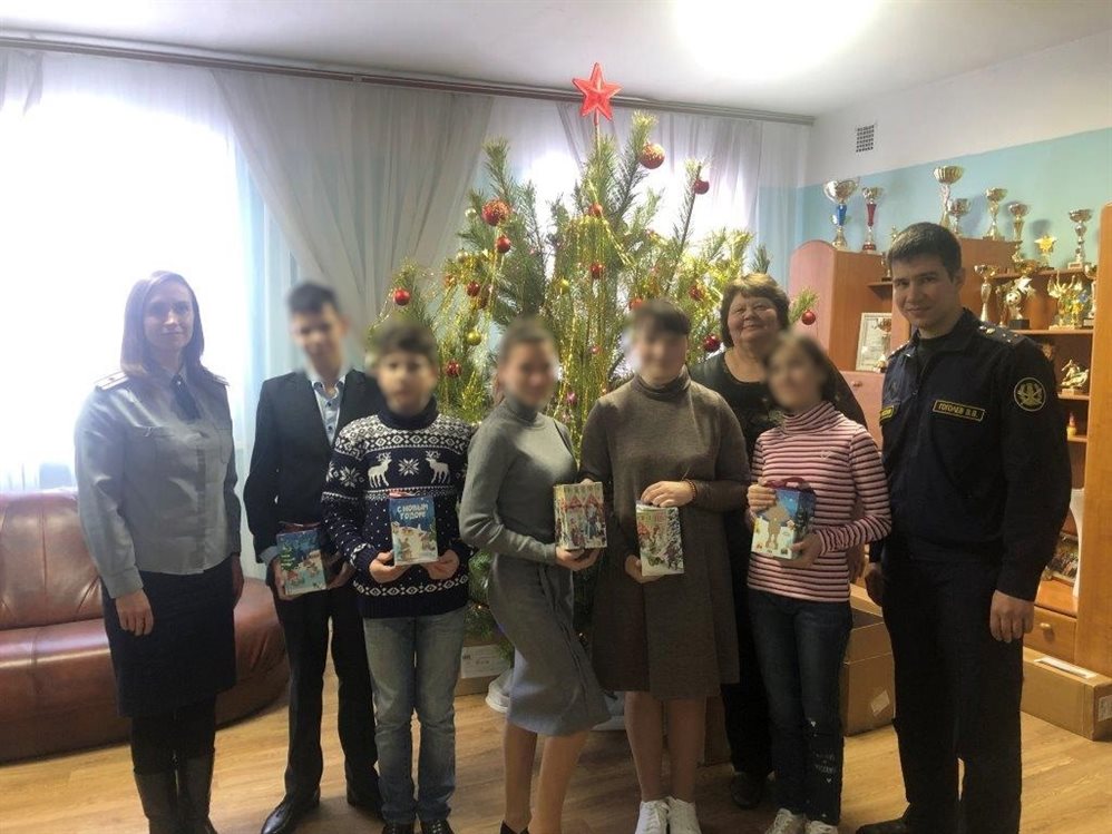 Сотрудники УФСИН поздравили детей с Новым годом