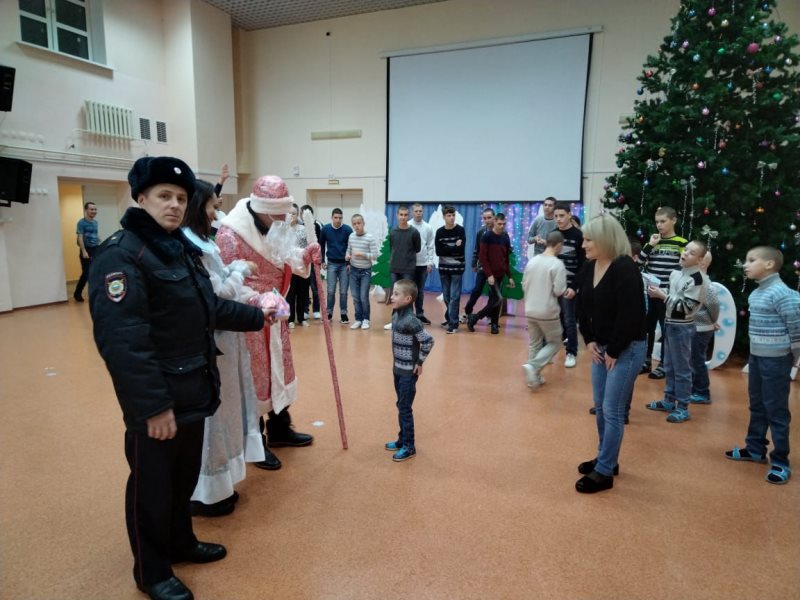 Полицейский Дед Мороз вручил воспитанникам детского дома «Родник» сладкие подарки