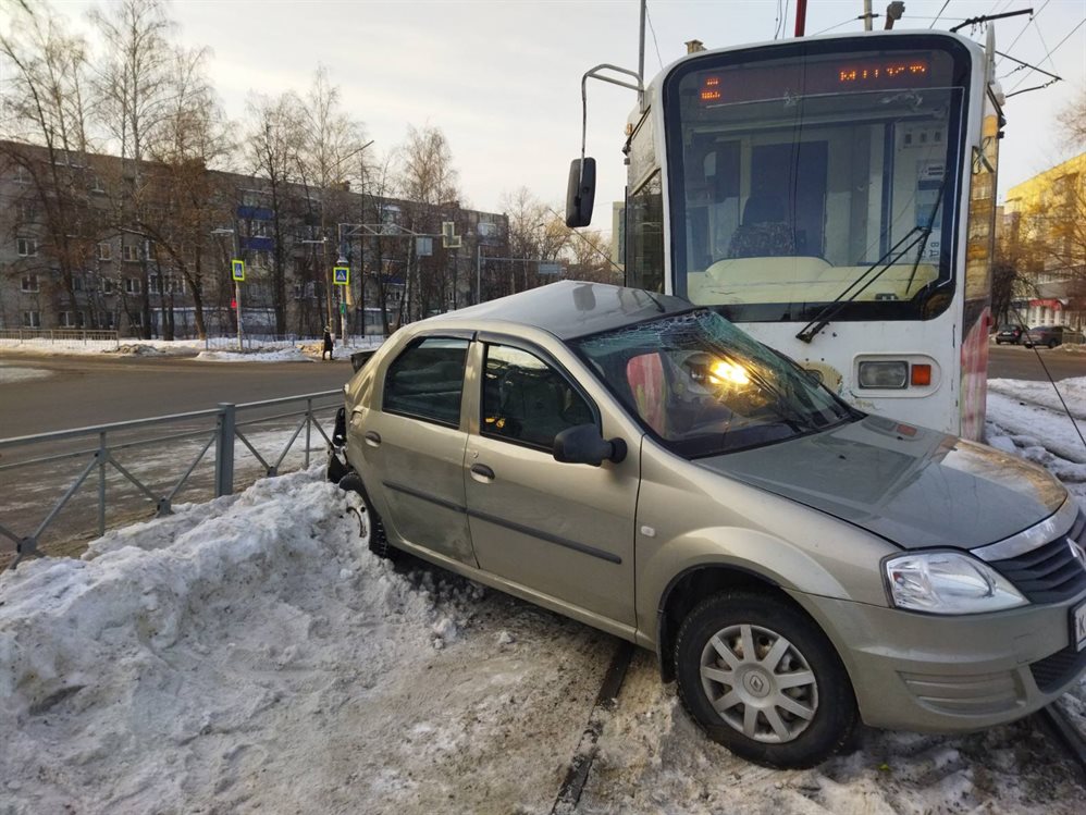 УМВД о дорожном инциденте на Нариманова: водитель «Рено» поворачивал на «красный»