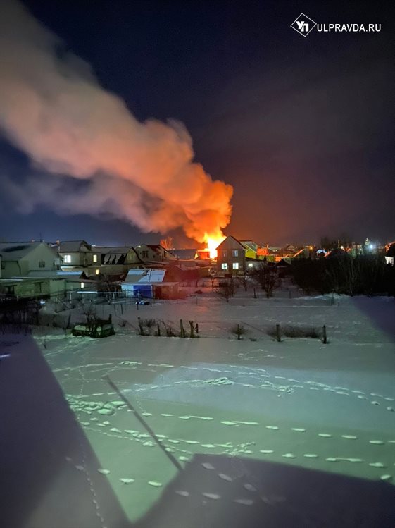 На перекрёстке улиц Алашеева и Красноярской загорелись постройки