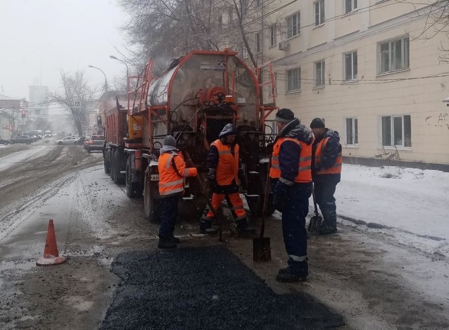В областном центре приступили к ремонту дорог литым асфальтом