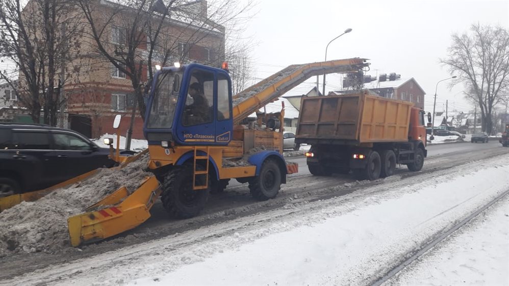 С семи улиц областного центра вывозят снег