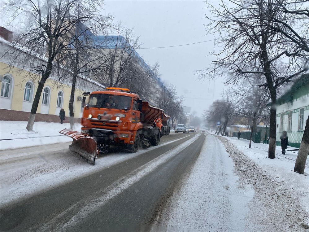 82 специальные машины борются со снегопадом на улицах Ульяновска