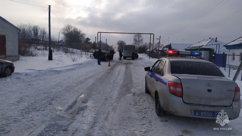 В посёлке Игнатовка столкнулись пассажирский автобус и ВАЗ