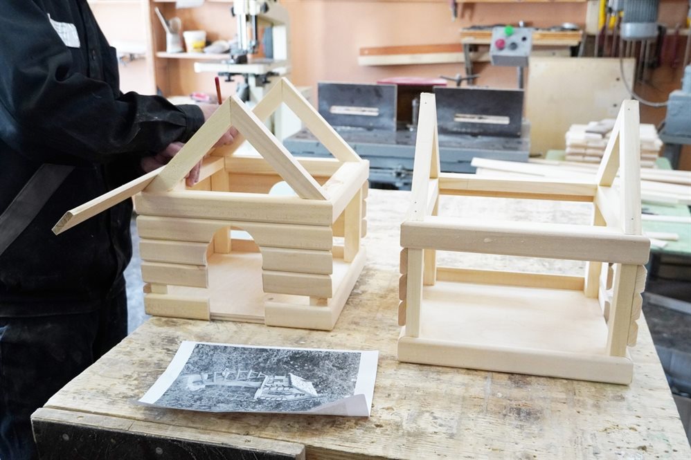 Улправда - В Димитровграде осуждённые делают кормушки для белок