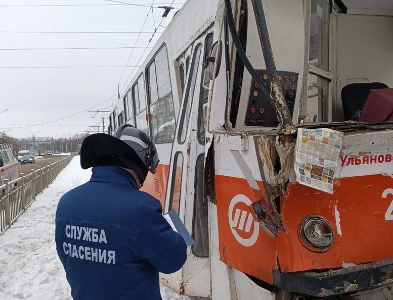 При столкновении трамваев на Рябикова пострадали два человека