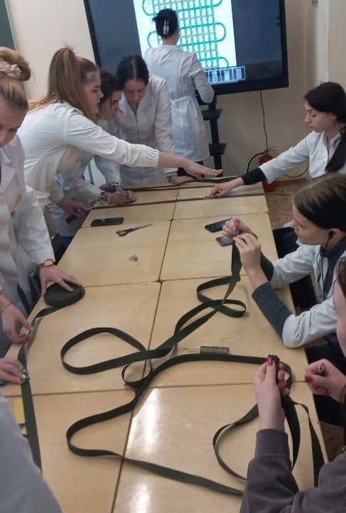 Ульяновские студенты-медики шьют носилки для участников СВО