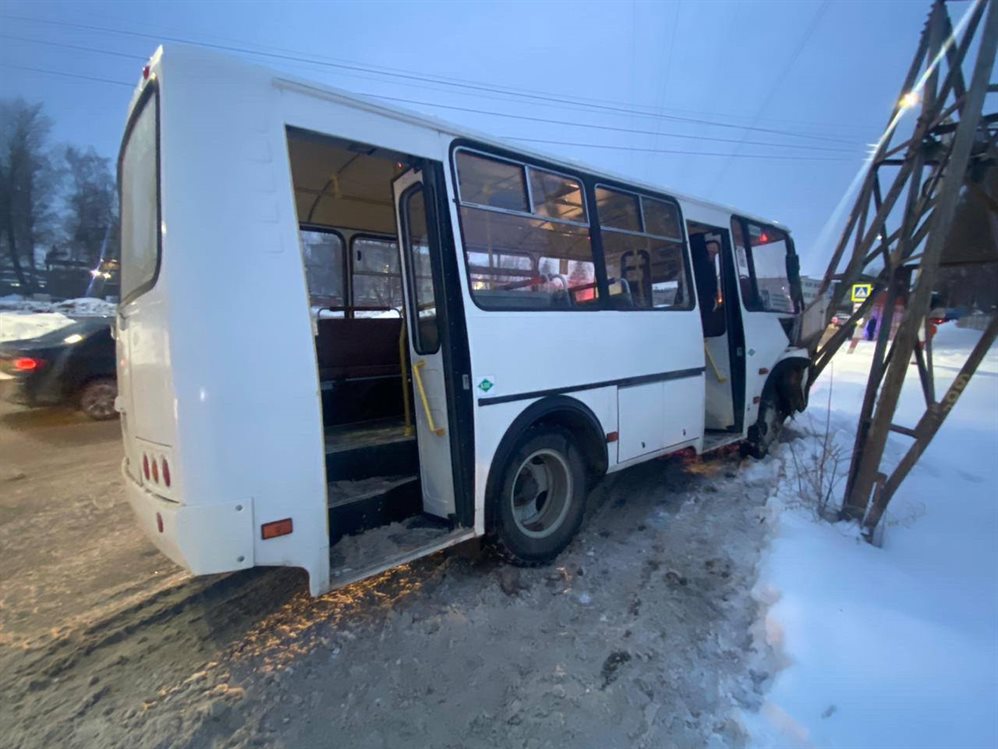 В Димитровграде автобус врезался в ЛЭП. Пострадали шесть человек